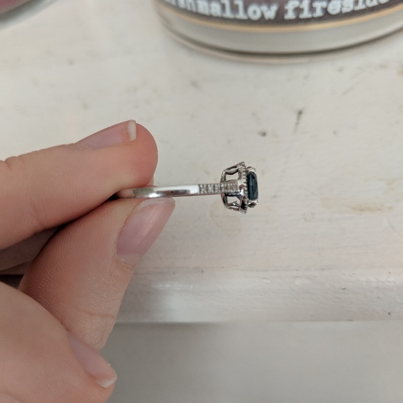 Size seven ring - Picture 2 of 3